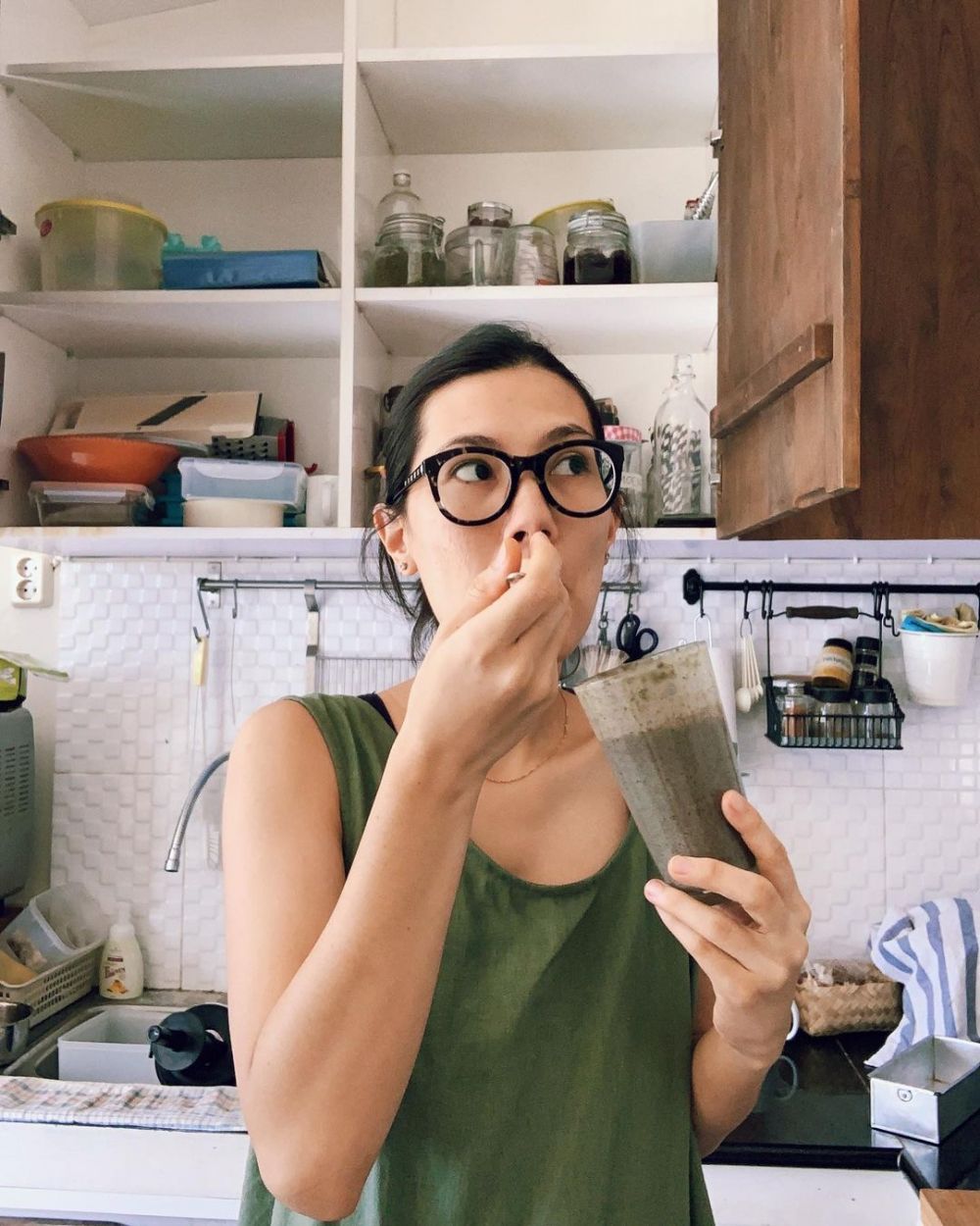 10 Penampakan rumah Eross Candra, sederhana bernuansa biru