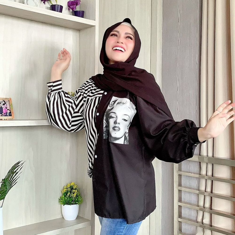 10 Potret rumah Charly van Houten, elegan serba putih