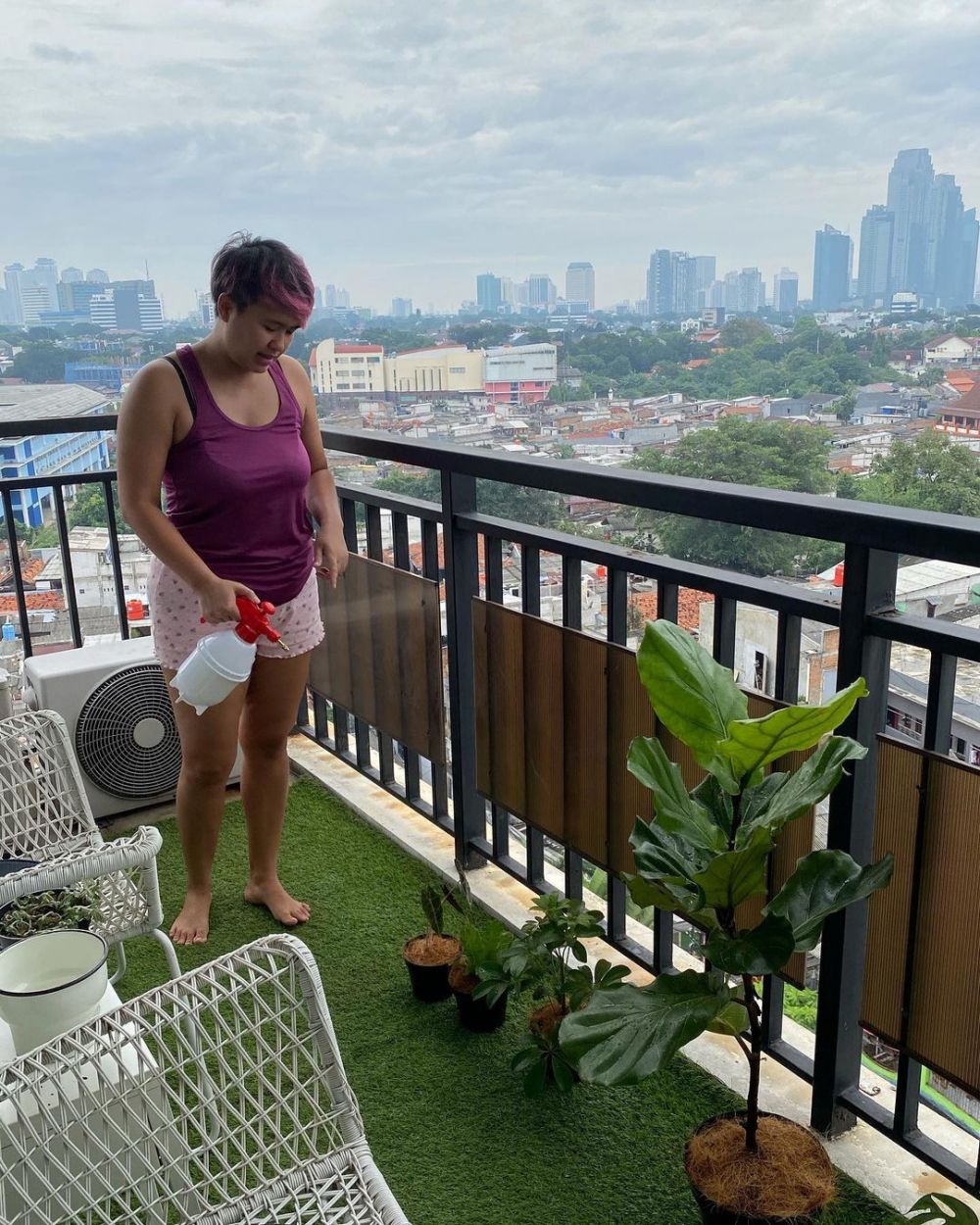 10 Penampakan apartemen Ernest Prakasa, rooftopnya penuh tanaman hias