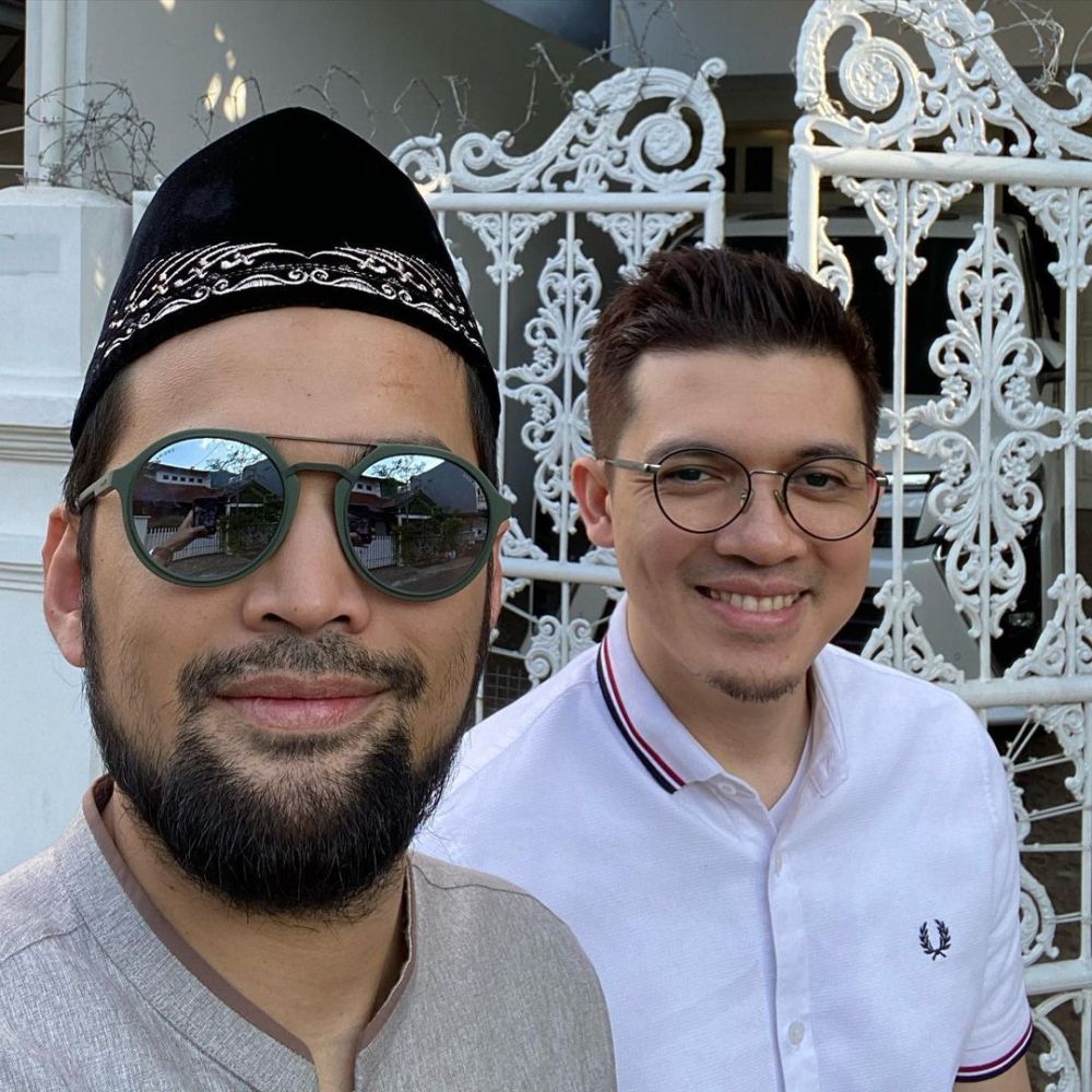 10 Potret kekompakan Irwansyah dan Teuku Wisnu, ipar goals