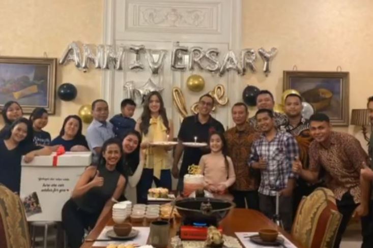 Momen 5 pasang seleb rayakan ultah pernikahan ke-10, penuh suka cita