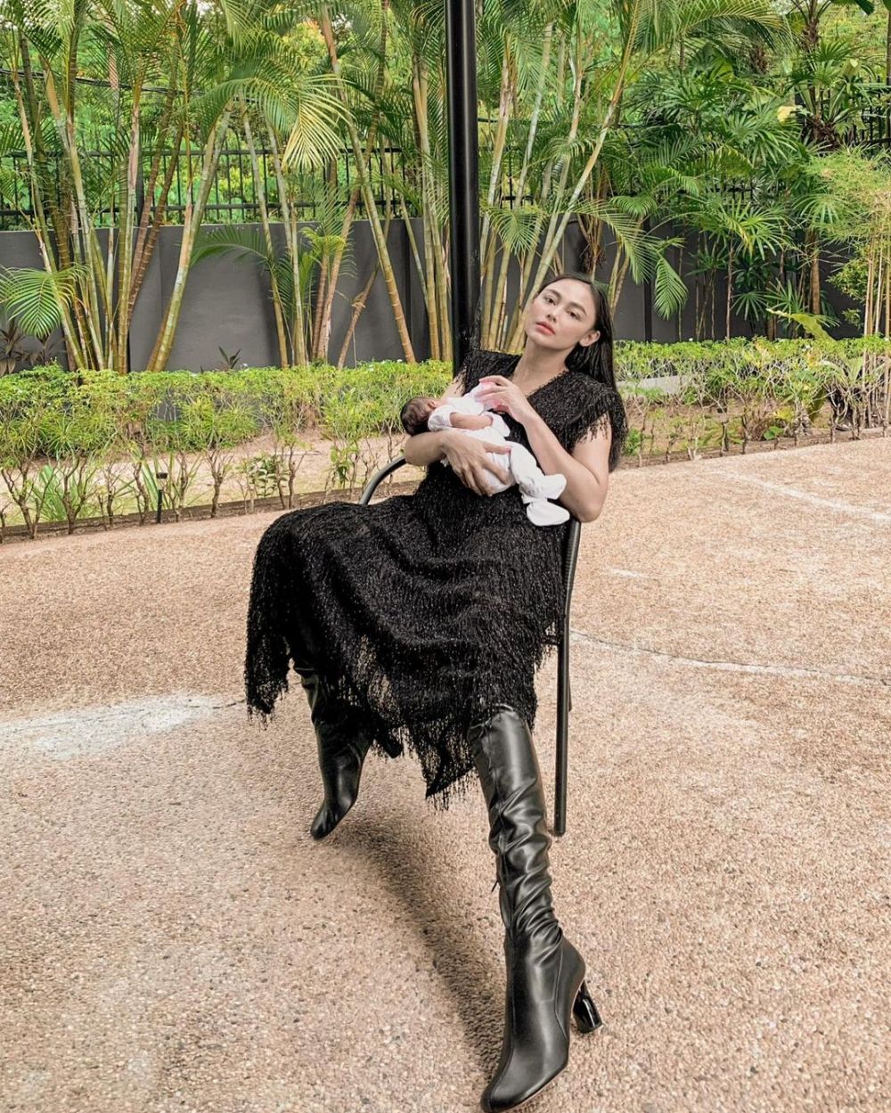 Foto : 10 Potret terbaru Whulandary Herman usai lahiran, makin langsing.