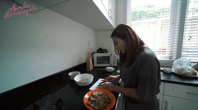 Jelang nikah, ini 8 momen Aurel Hermansyah masak untuk Anang & Ashanty