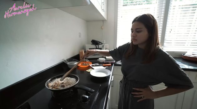 Jelang nikah, ini 8 momen Aurel Hermansyah masak untuk Anang & Ashanty