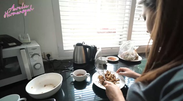 Jelang nikah, ini 8 momen Aurel Hermansyah masak untuk Anang & Ashanty