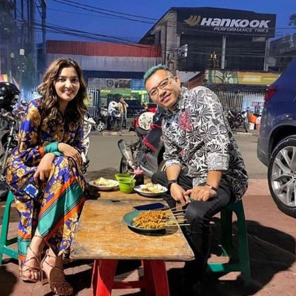 9 Pasangan seleb ini tak gengsi jajan di warung kaki lima