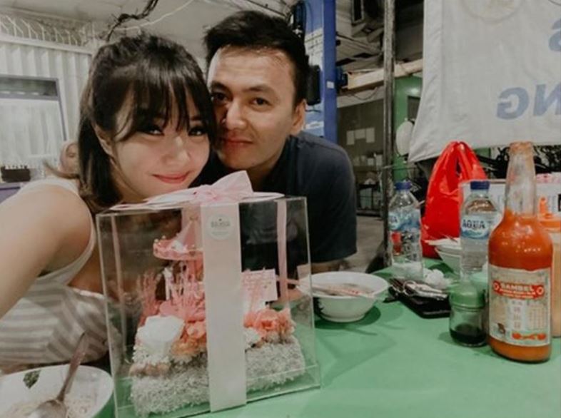 9 Pasangan seleb ini tak gengsi jajan di warung kaki lima