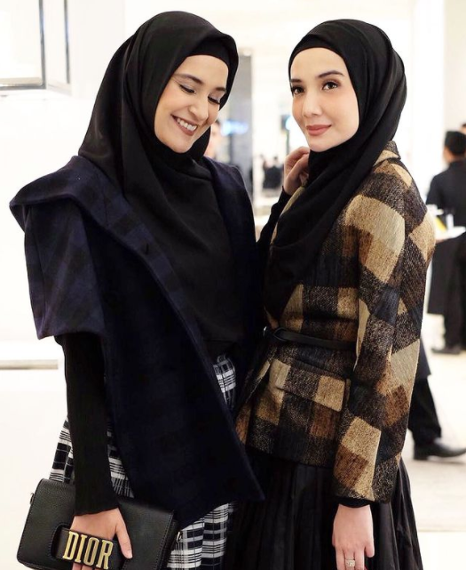 10 Potret Zaskia Sungkar & Shireen Sungkar sedari kecil, sibling goals