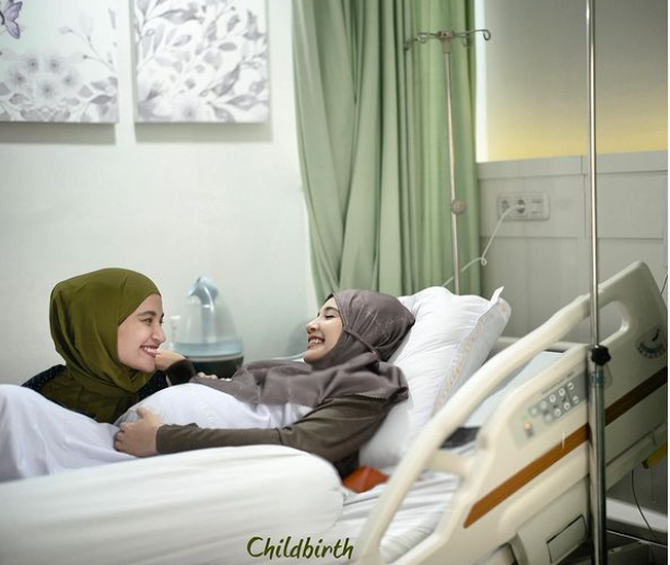 10 Potret Zaskia Sungkar & Shireen Sungkar sedari kecil, sibling goals