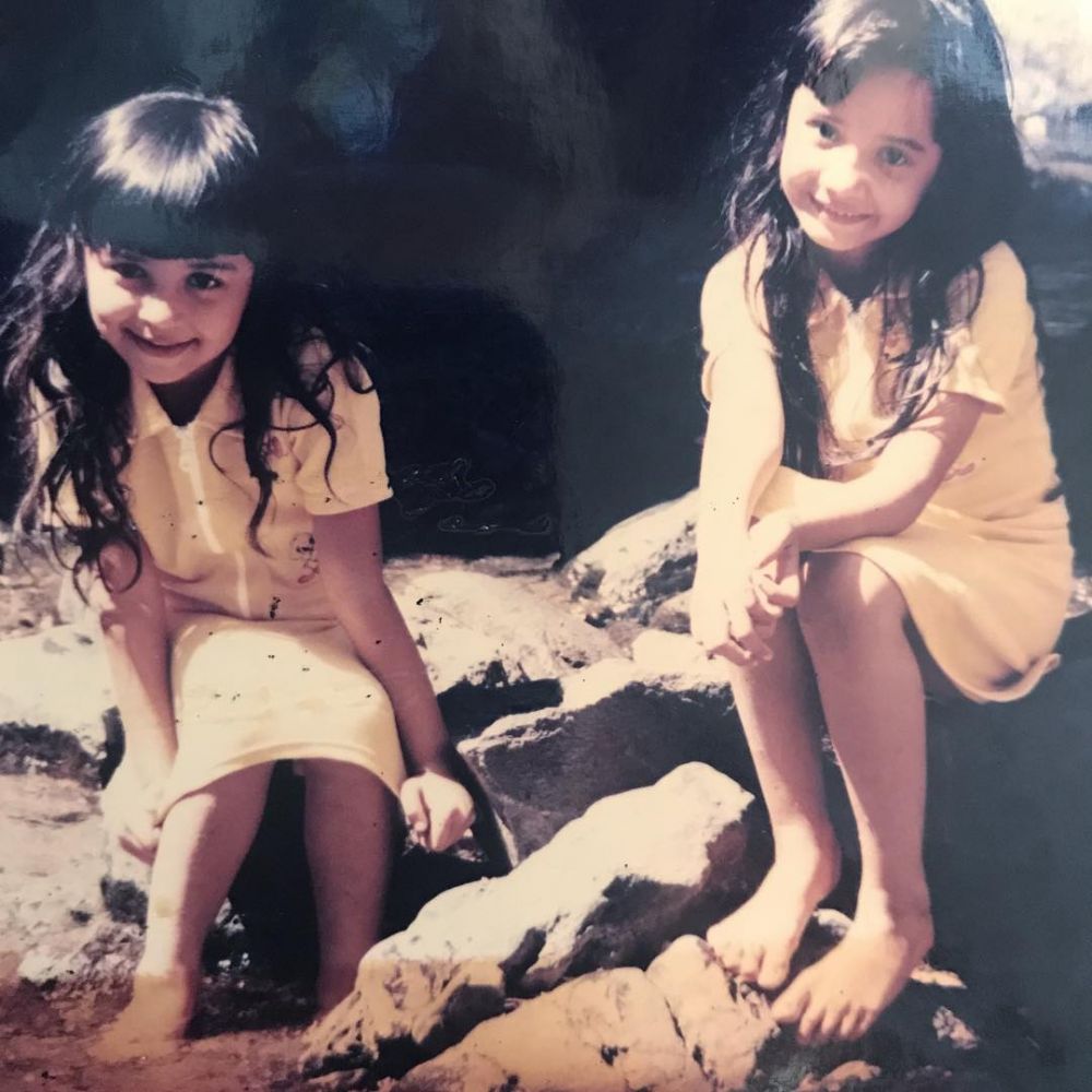 10 Potret Zaskia Sungkar & Shireen Sungkar sedari kecil, sibling goals