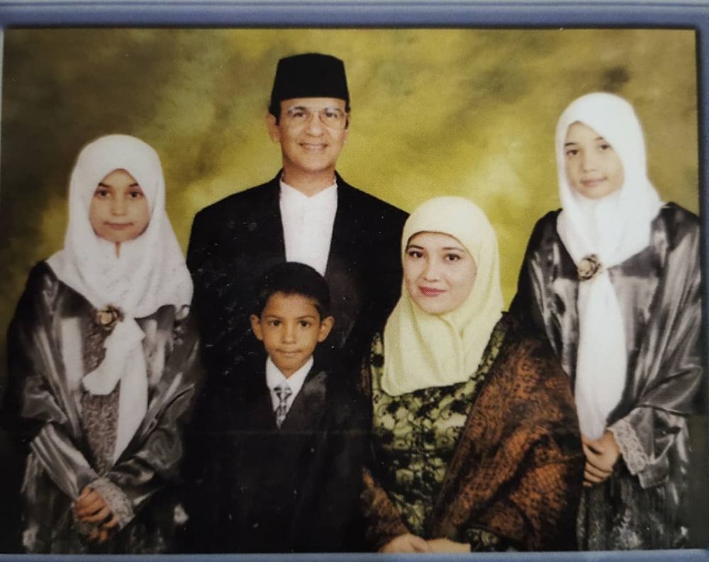 10 Potret Zaskia Sungkar & Shireen Sungkar sedari kecil, sibling goals