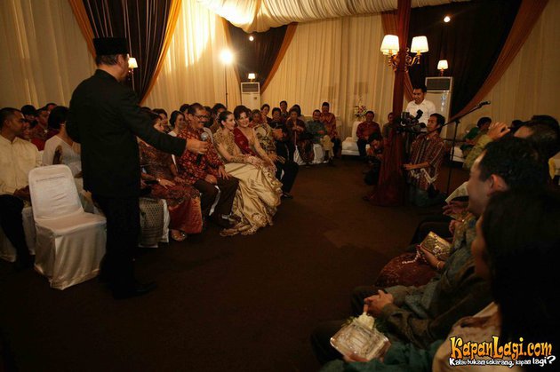 9 Potret lawas lamaran dan pernikahan Nia Ramadhani dan Ardi Bakrie