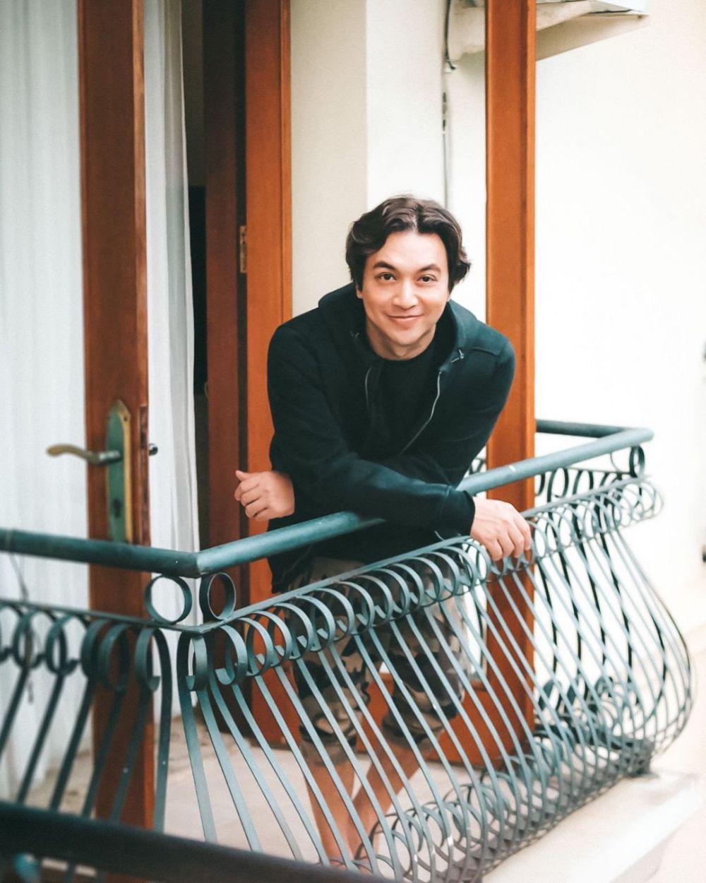 10 Penampakan rumah Mario Kahitna, bernuansa serba putih