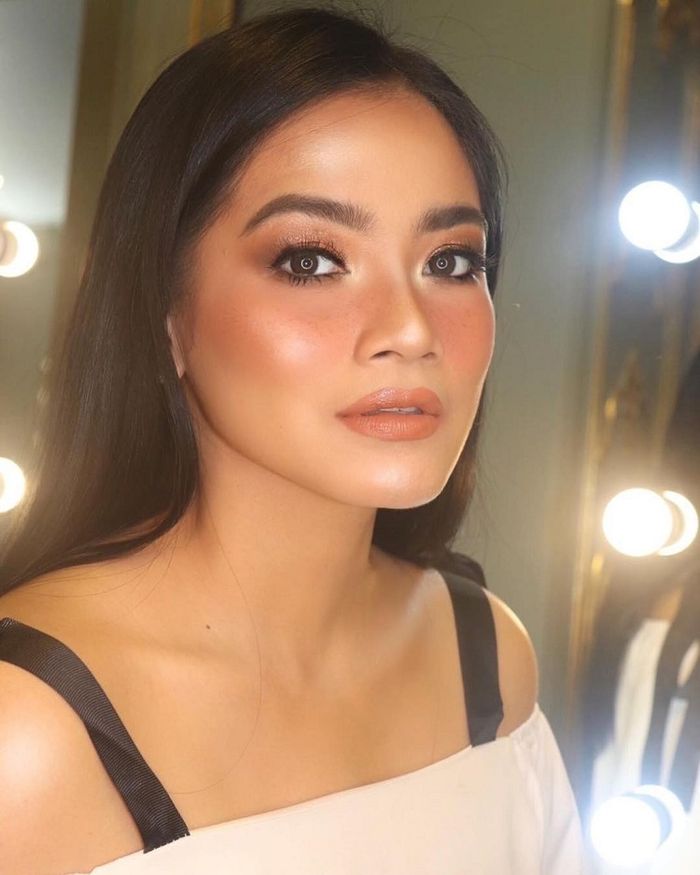 Kerap tampil natural, ini 8 pesona Titi Kamal dengan makeup tebal