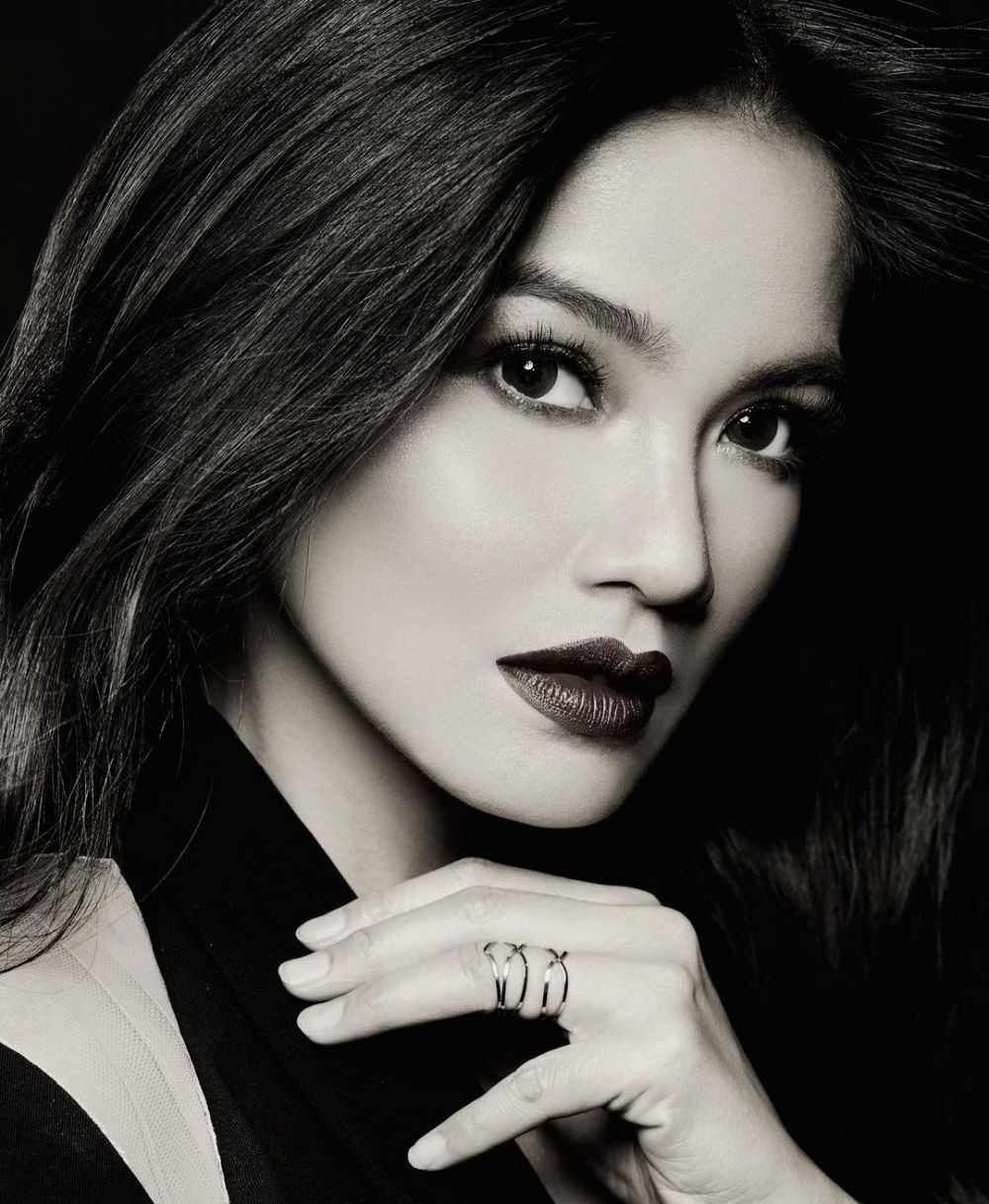 Kerap tampil natural, ini 8 pesona Titi Kamal dengan makeup tebal