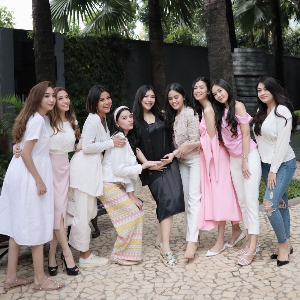 10 Potret baby shower Rica Andriani, makin meriah dihadiri sahabat