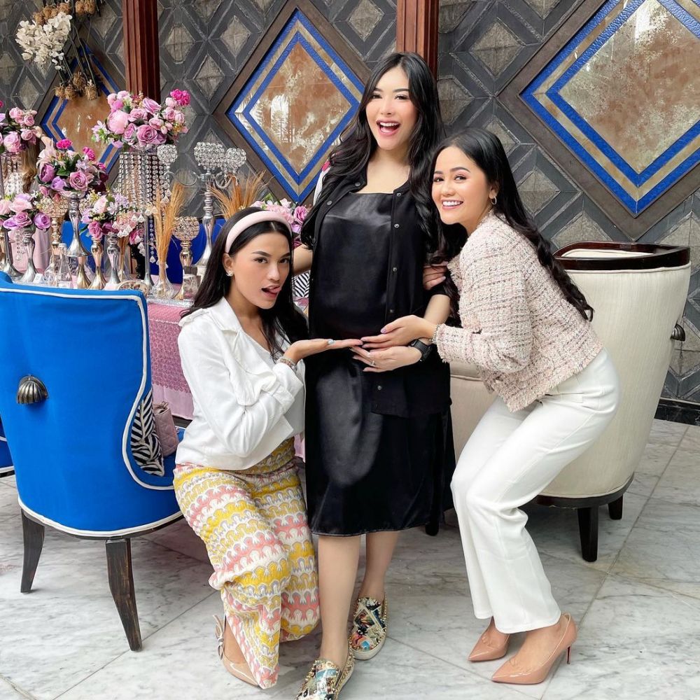 10 Potret baby shower Rica Andriani, makin meriah dihadiri sahabat