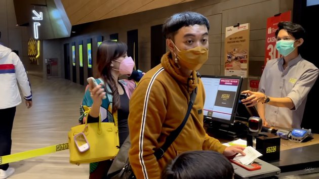 7 Seleb sewa bioskop untuk hari spesial yang romantis & mengharukan