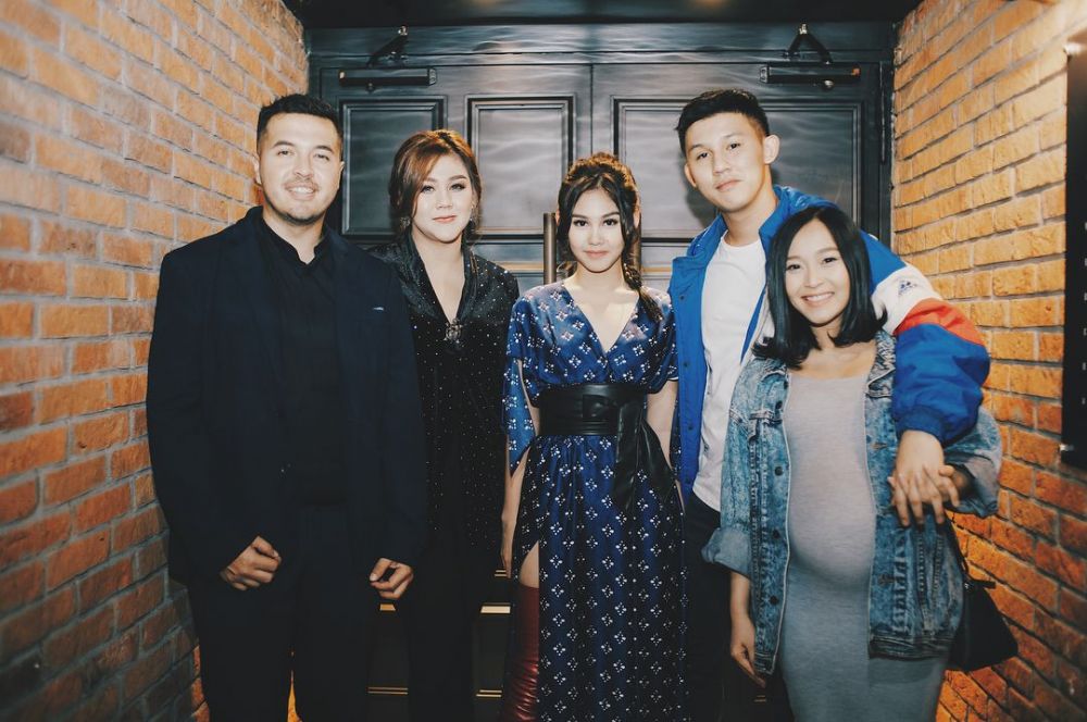 10 Potret seleb cowok bareng ipar, gayanya sama-sama cool