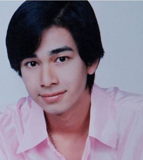 10 Gaya pemotretan Dimas Ahmad, mirip Raffi Ahmad saat awal karier