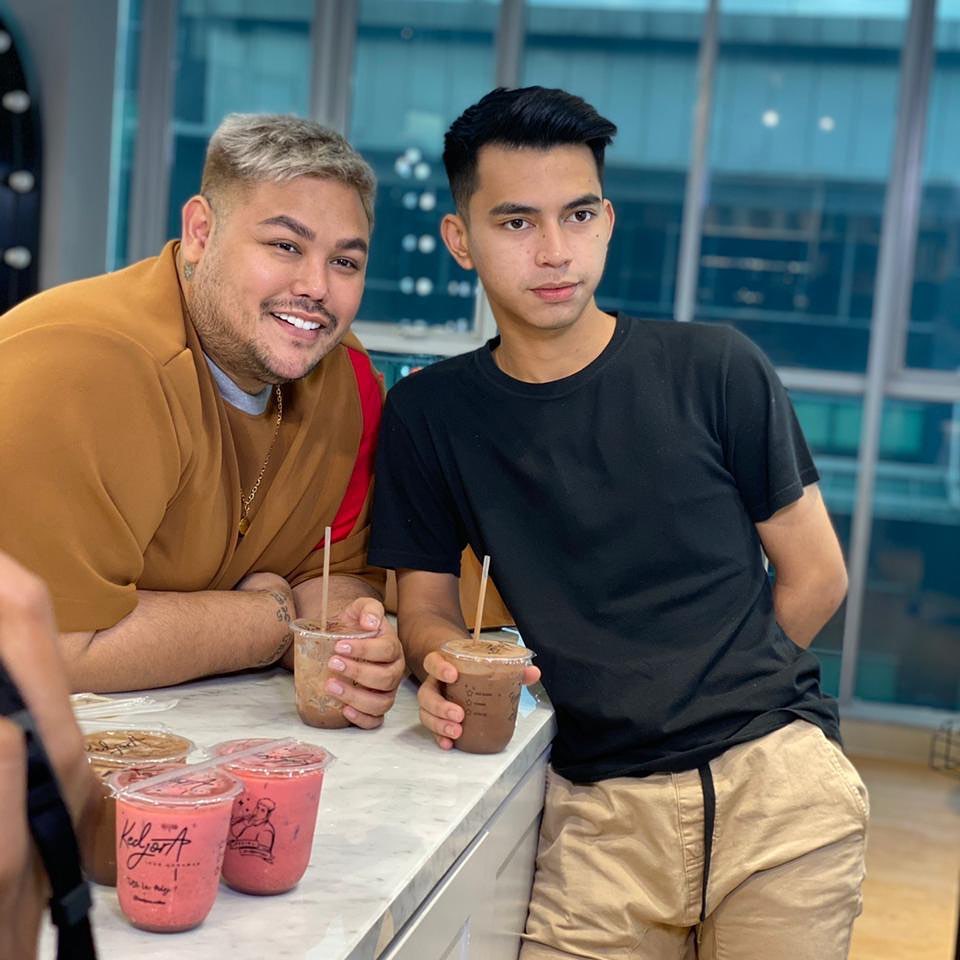 10 Gaya pemotretan Dimas Ahmad, mirip Raffi Ahmad saat awal karier