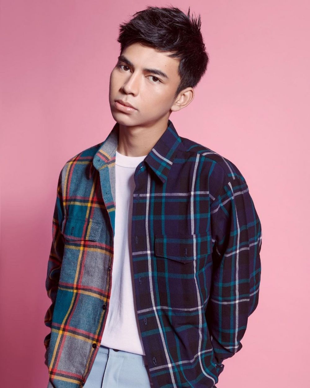 10 Gaya pemotretan Dimas Ahmad, mirip Raffi Ahmad saat awal karier