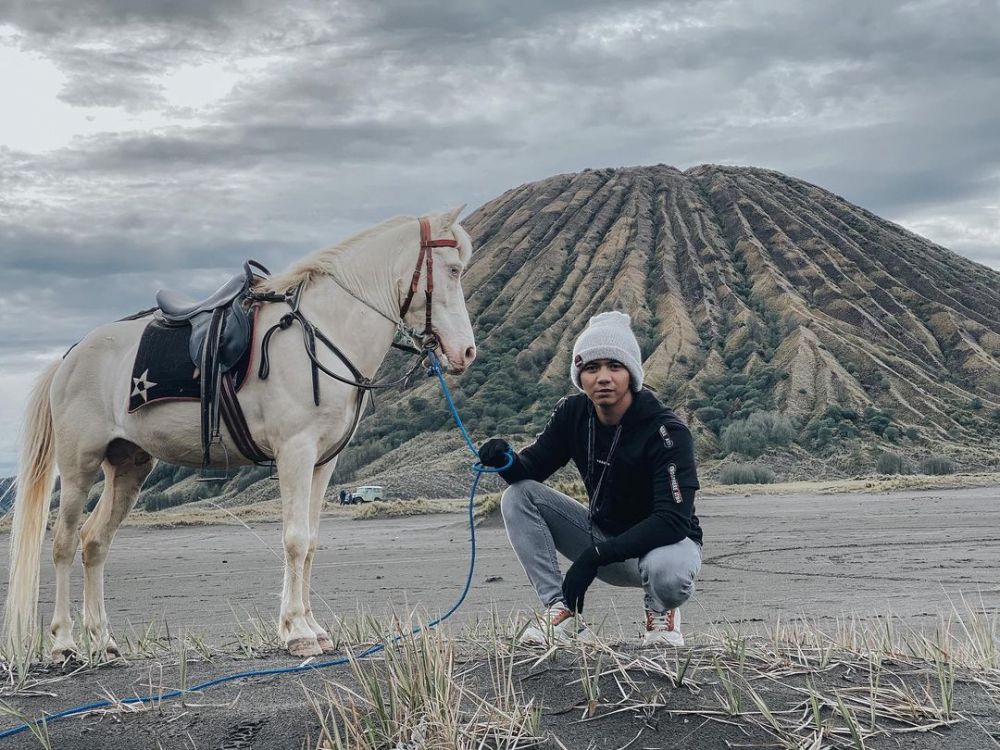 8 Momen seru liburan Rizki dan Ridho di Bromo, posenya jadi sorotan