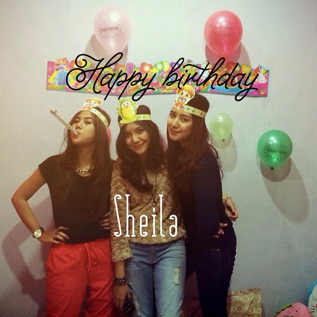 10 Potret kompak Sheila Dara dan geng, disebut kembar tiga