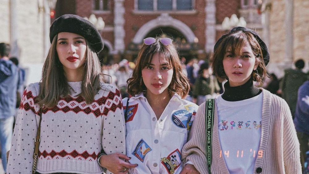 10 Potret kompak Sheila Dara dan geng, disebut kembar tiga