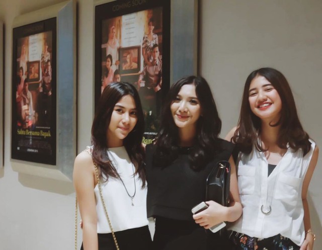 10 Potret kompak Sheila Dara dan geng, disebut kembar tiga