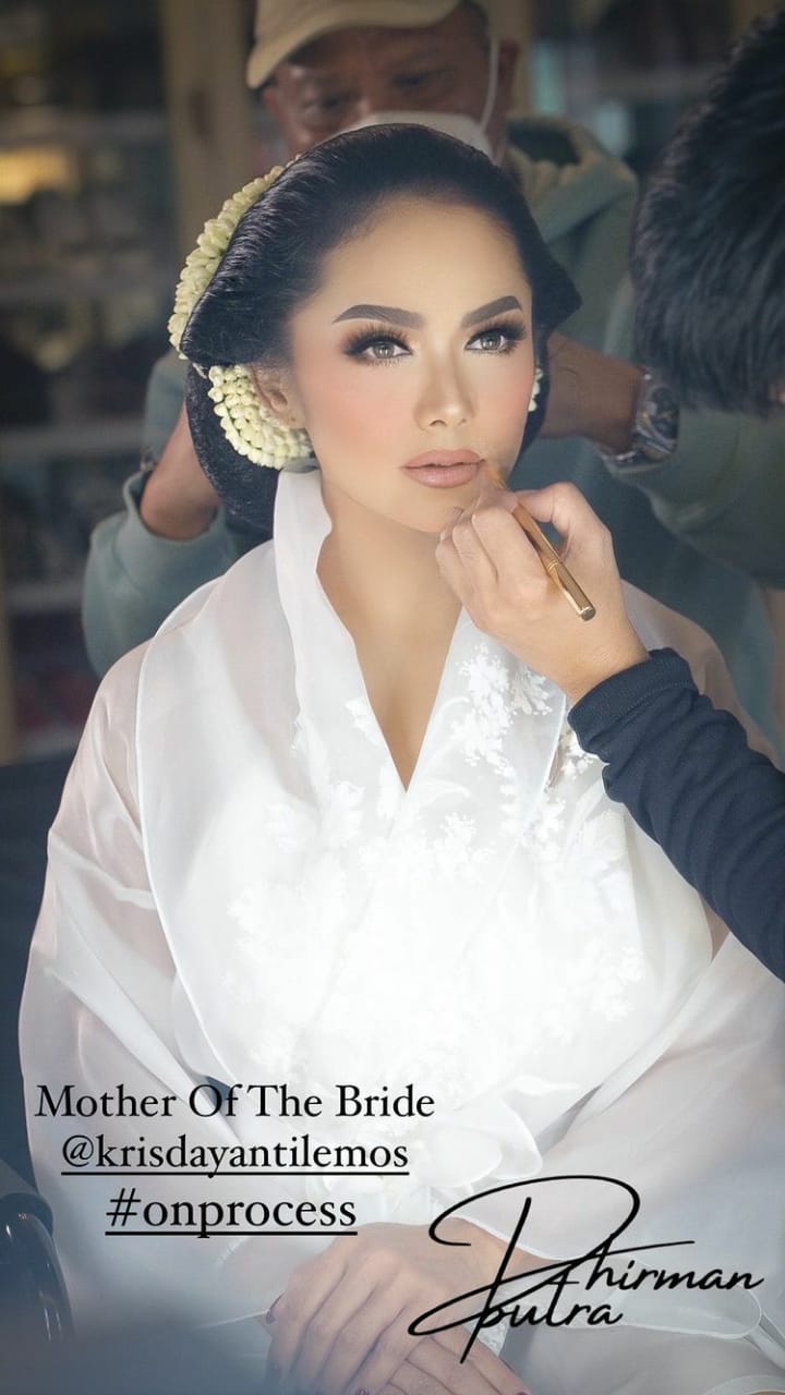 8 Pesona Krisdayanti di pernikahan Atta Halilintar & Aurel Hermansyah