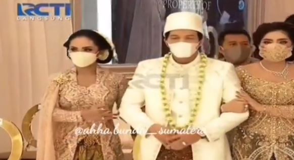 8 Pesona Krisdayanti di pernikahan Atta Halilintar & Aurel Hermansyah