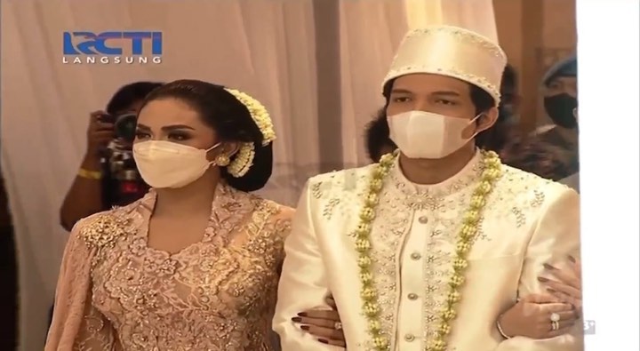 8 Pesona Krisdayanti di pernikahan Atta Halilintar & Aurel Hermansyah