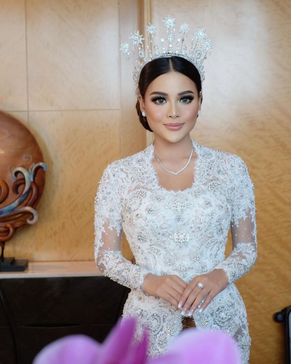 10 Beda gaya Aurel Hermansyah dari lamaran hingga akad nikah