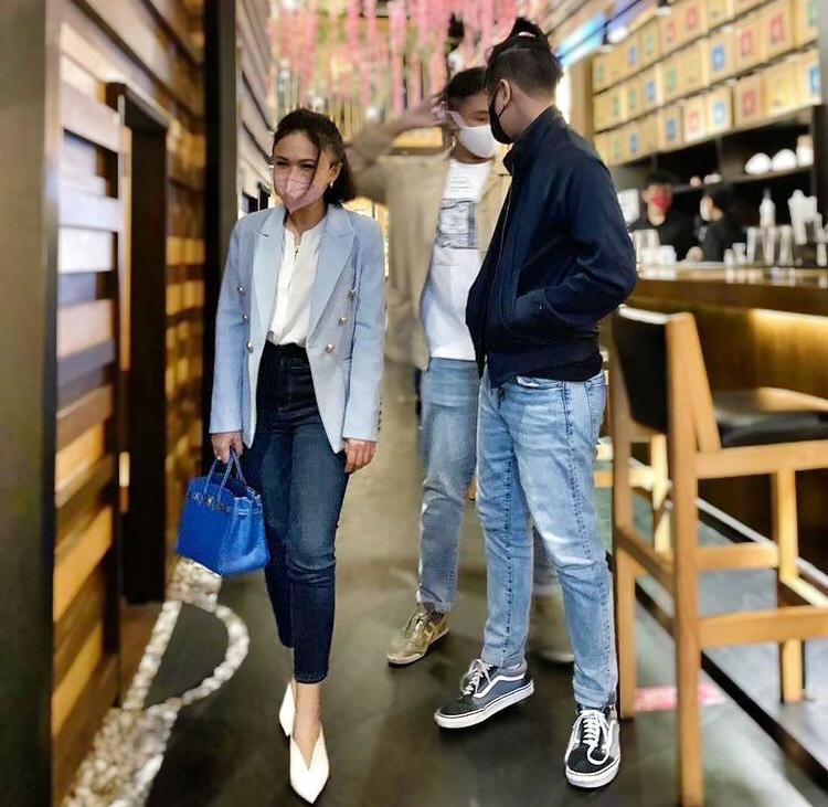 10 Potret kompak Yuni Shara dan dua putranya, gayanya curi perhatian