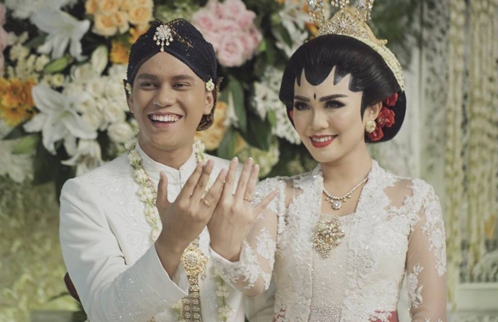 Gaya busana 7 YouTuber saat nikah, Atta Halilintar gagah pakai beskap