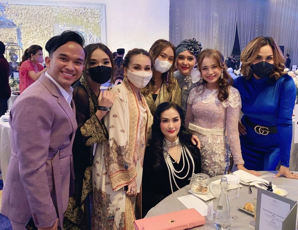 Gaya 15 seleb di syukuran Atta dan Aurel, Rizky dan Lesty serasi