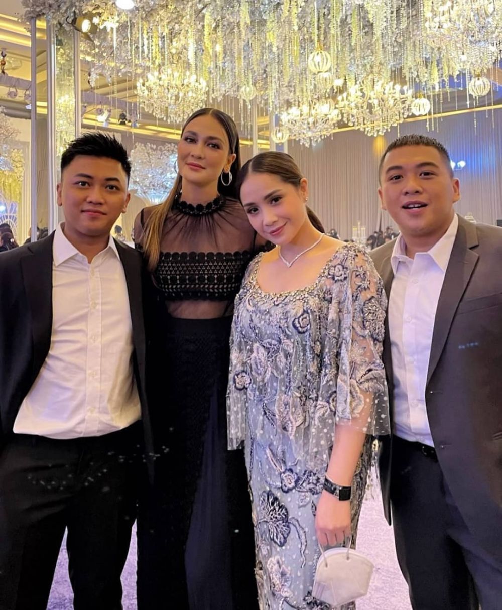 Gaya 15 seleb di syukuran Atta dan Aurel, Rizky dan Lesty serasi