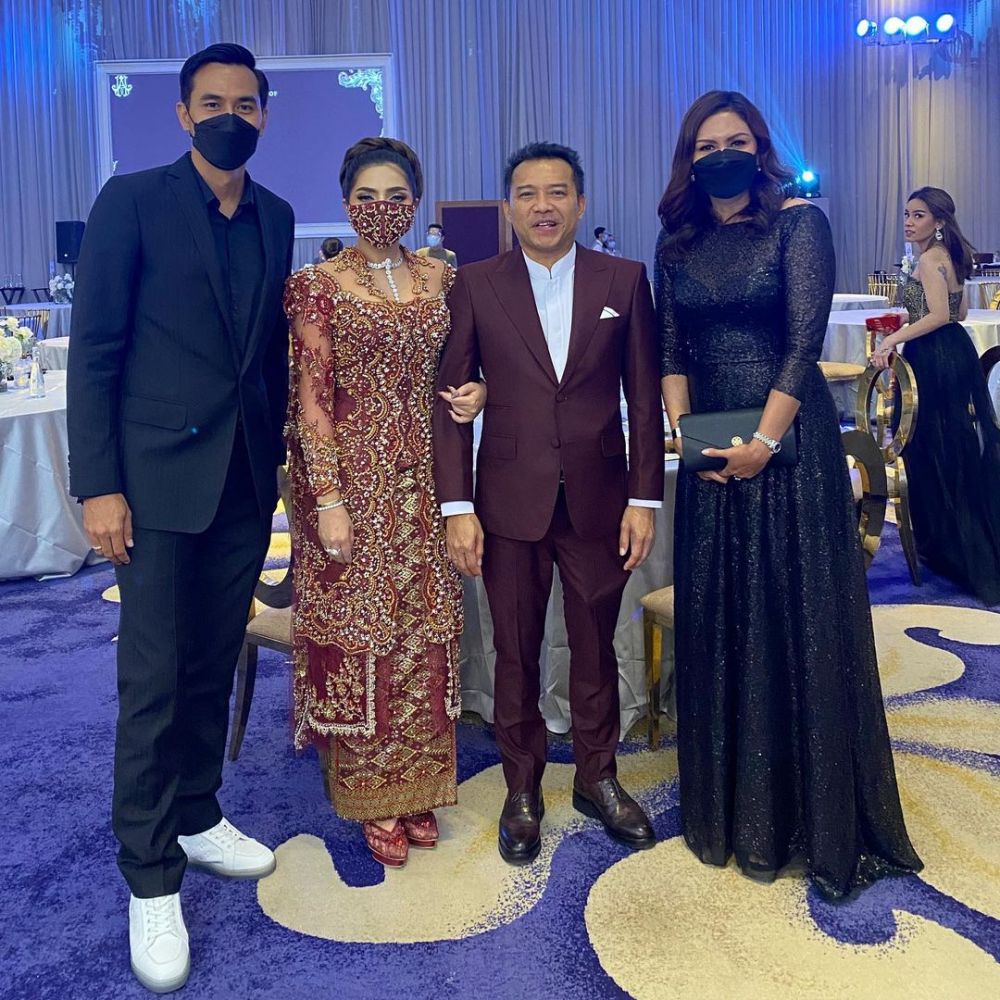 Gaya 13 pasangan seleb kondangan di syukuran pernikahan ...