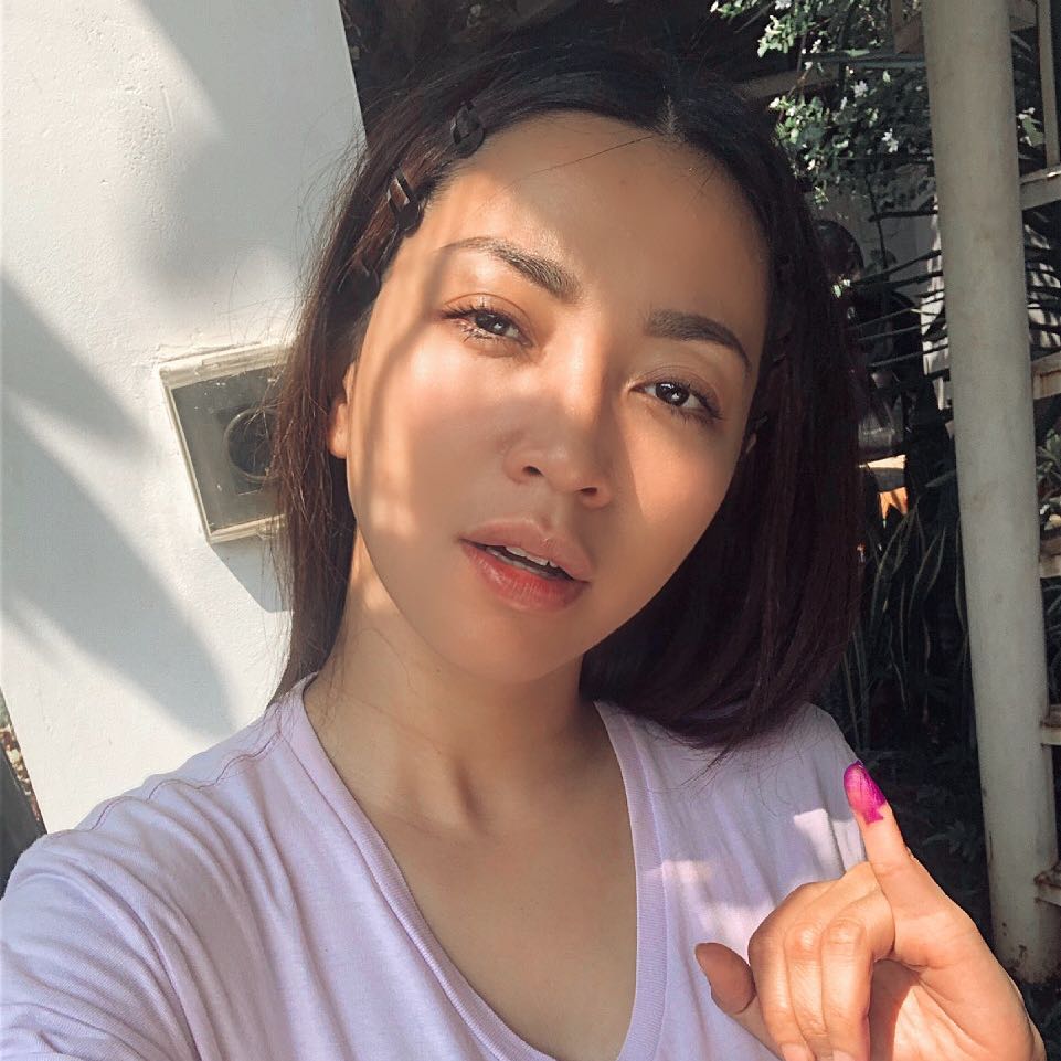 10 Potret Hesti Purwadinata tampil tanpa makeup, cantiknya natural