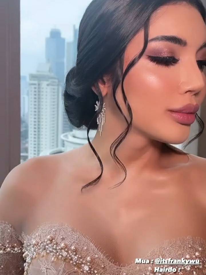 10 Gaya Millen Cyrus di syukuran pernikahan Aurel dan Atta, bak boneka