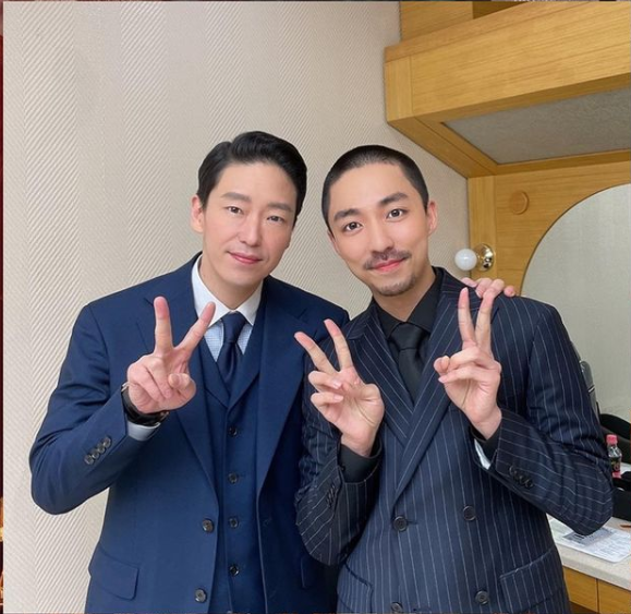 8 Potret kompak pemain drama Korea The Penthouse di luar syuting
