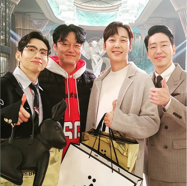 8 Potret kompak pemain drama Korea The Penthouse di luar syuting