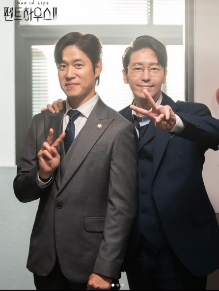 8 Potret kompak pemain drama Korea The Penthouse di luar syuting