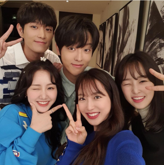 8 Potret kompak pemain drama Korea The Penthouse di luar syuting