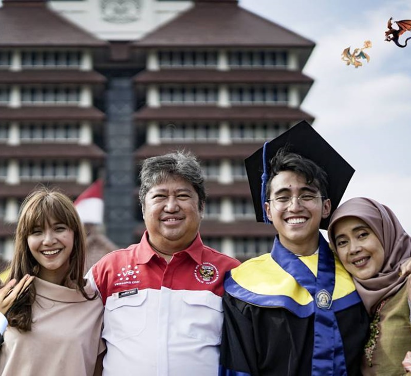 10 Potret kebersamaan Sheila Dara dengan keluarga Vidi Aldiano