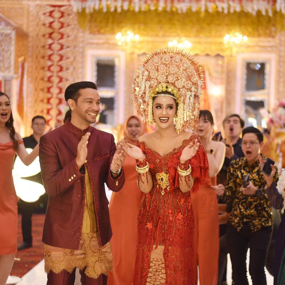 Pesona 10 seleb kenakan suntiang Minang saat menikah, anggun pol