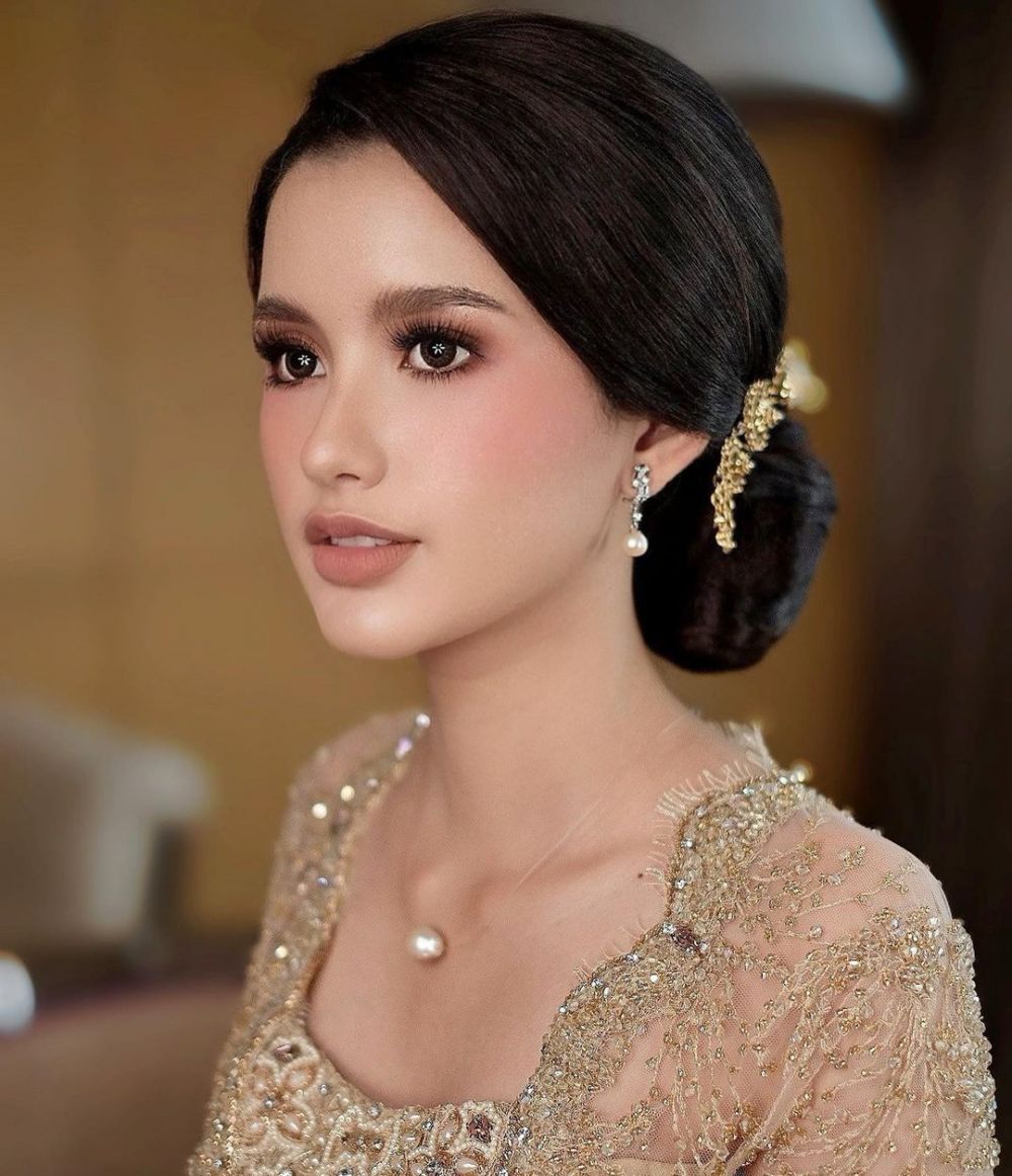 10 Gaya memesona Sarah Menzel hadiri pernikahan Aurel dan Atta