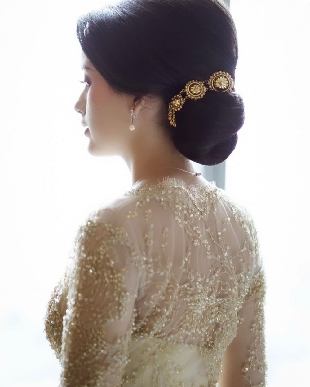 10 Gaya memesona Sarah Menzel hadiri pernikahan Aurel dan Atta