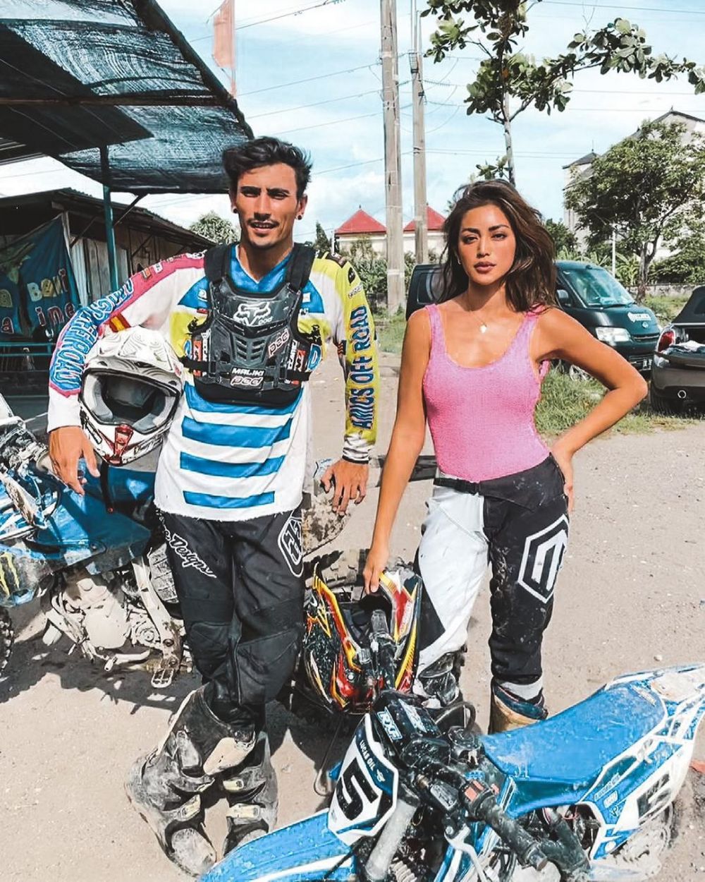 8 Potret kompak Jessica Iskandar dan Vincent Verhaag, kondangan bareng